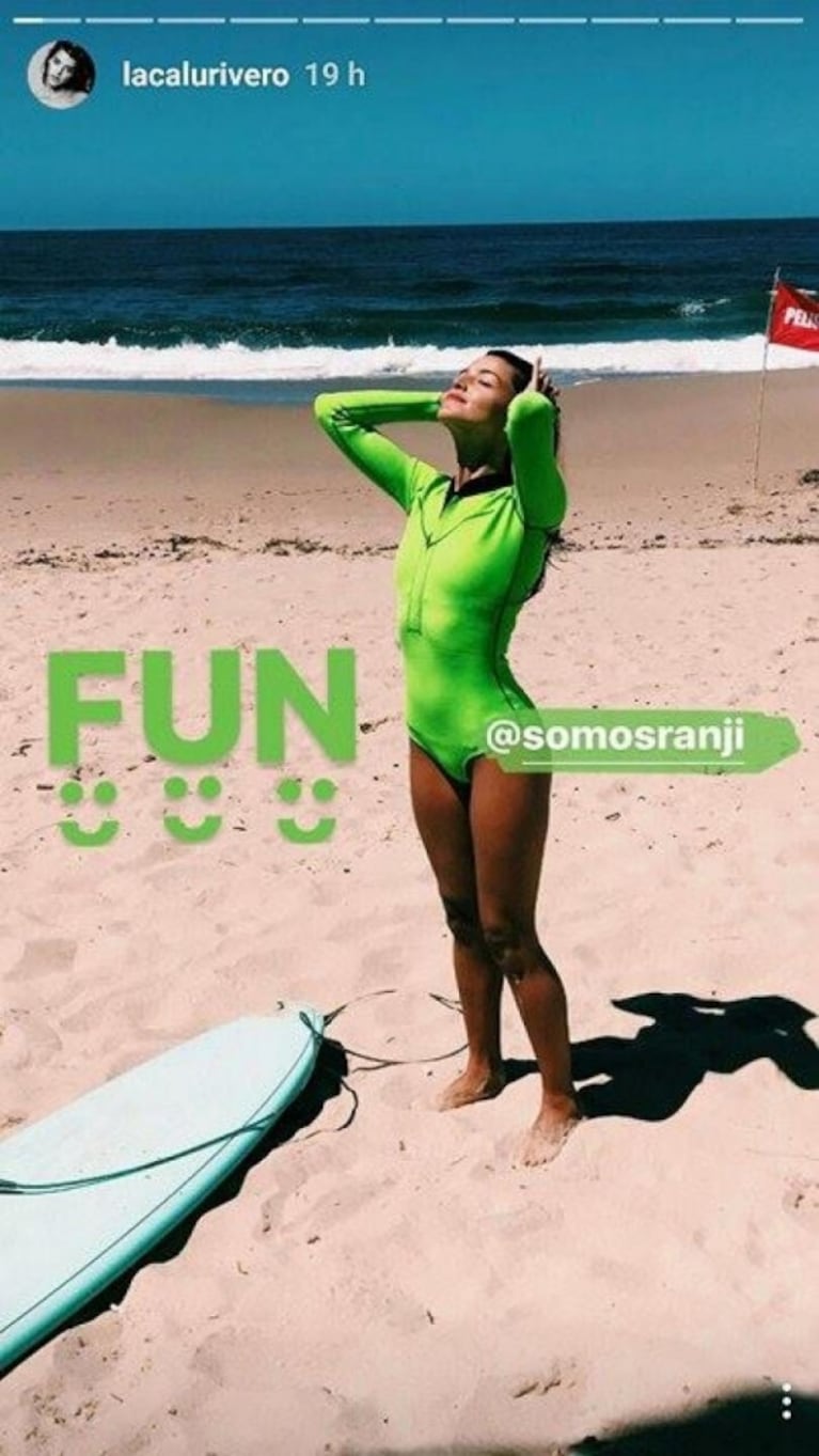 Calu Rivero y un look súper fashion para hacer surf en Punta del Este: traje de neoprene verde flúo
