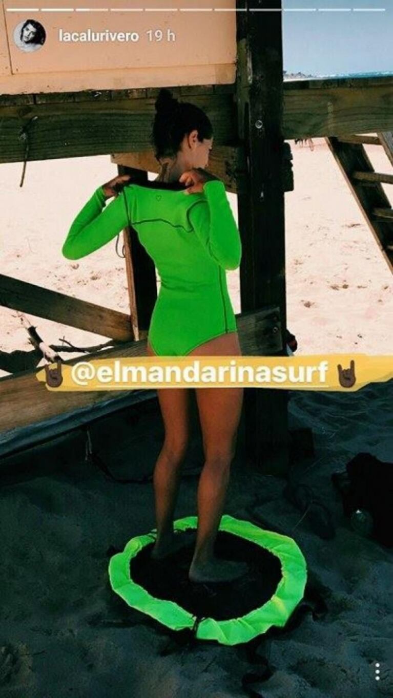 Calu Rivero y un look súper fashion para hacer surf en Punta del Este: traje de neoprene verde flúo