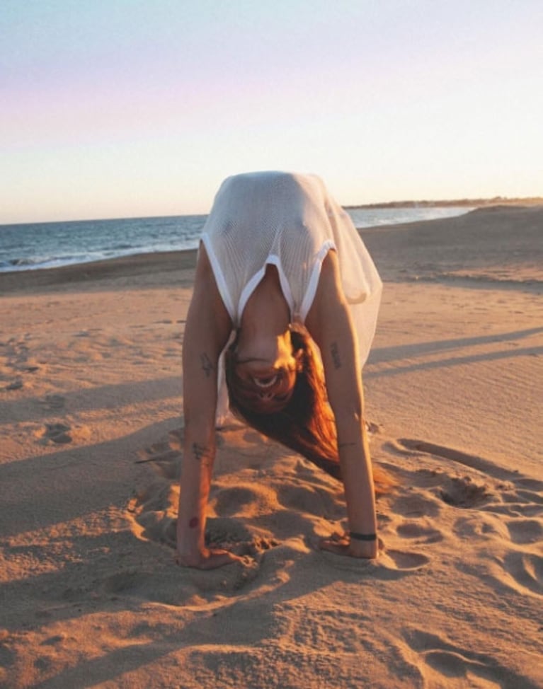 Calu Rivero y una clase de yoga sexy en la playa: vestido traslúcido ¡y sin corpiño! 