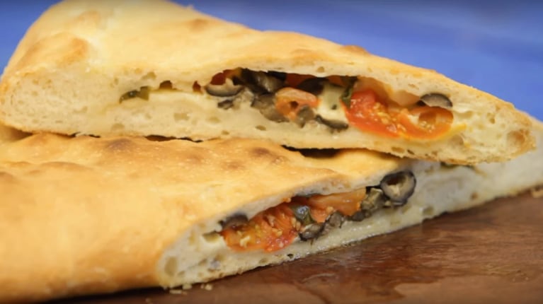 Calzone caprese con toque de albahaca fresca y mozzarella derretida: la receta paso a paso