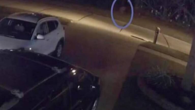 Cámara capta la figura del “fantasma” de una niña corriendo por la calle