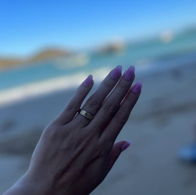 Cami con su anillo de compromiso.