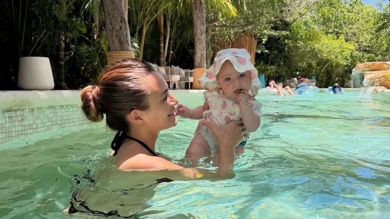 Cami Homs junto a Aitana en la piscina del resort caribeño.