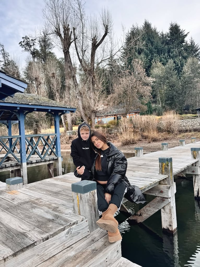 Cami Homs mostró su pancita de embarazada en la Patagonia: las fotos de las vacaciones con sus hijos | Créditos: Instagram @camihoms