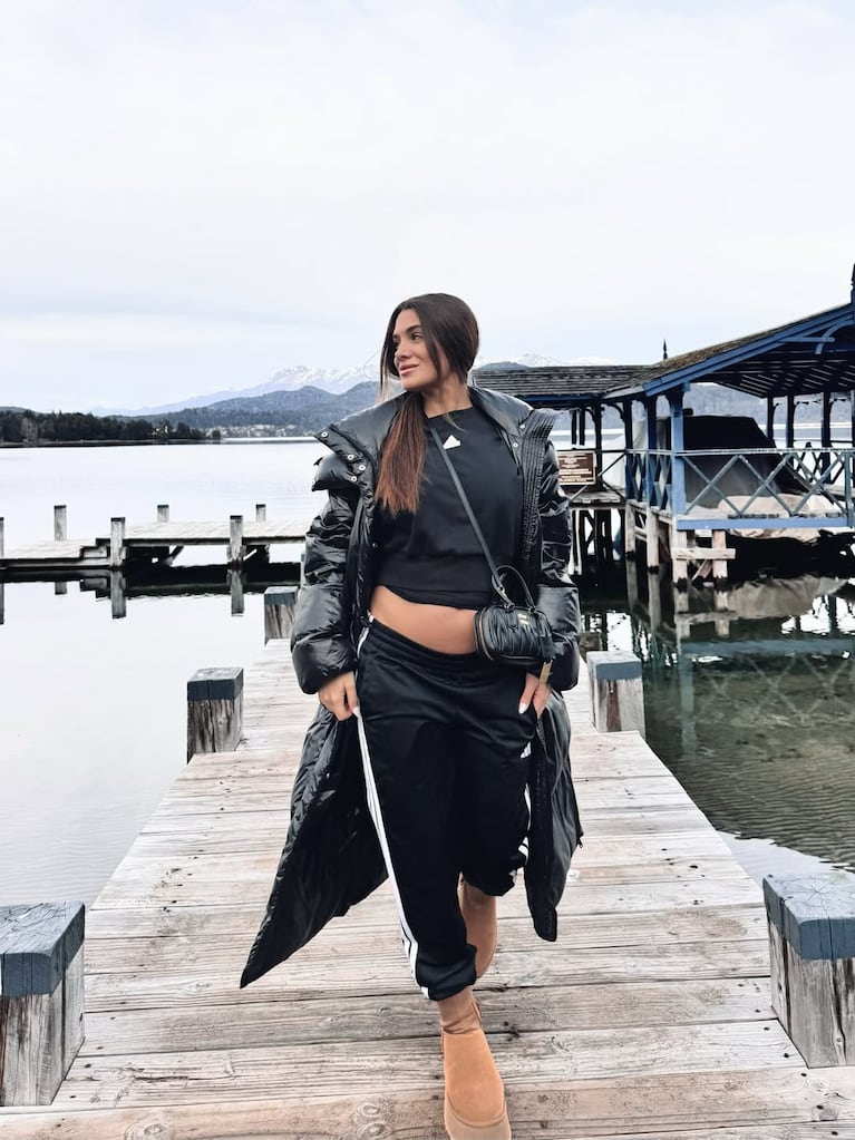 Cami Homs mostró su pancita de embarazada en la Patagonia: las fotos de las vacaciones con sus hijos | Créditos: Instagram @camihoms