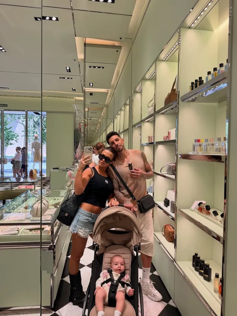 Cami Homs posando en familia.
Instagram @camihoms