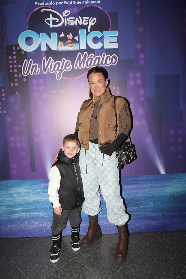 Cami Homs y su hijo en el estreno de Disney On Ice (Foto: Prensa).