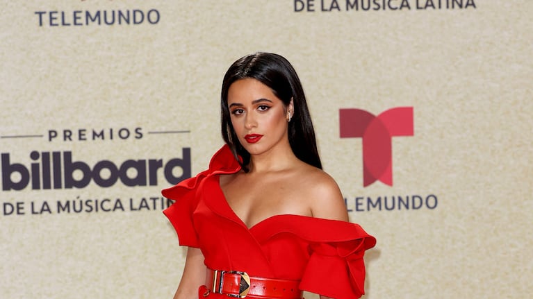 Camila Cabello y un look de rojo para los Premios Billboard (Fotos: AFP).