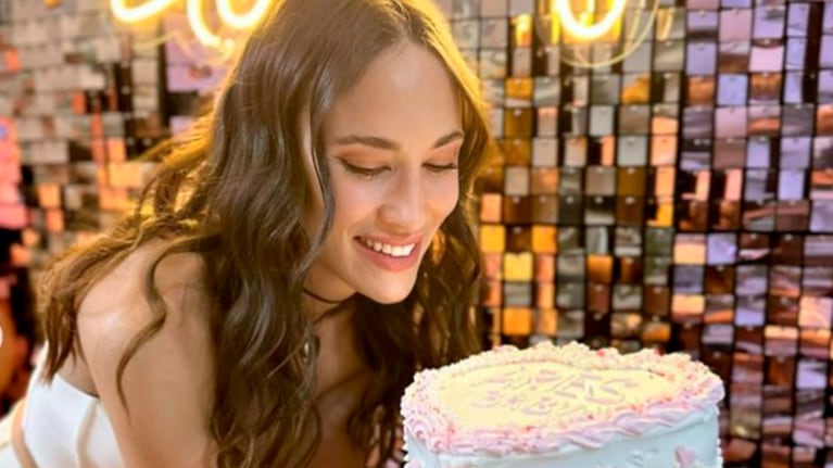Camila Cavallo cumplió 29 años: las fotos de su fiesta temática, en tonos rosas y rodeada de brillos.