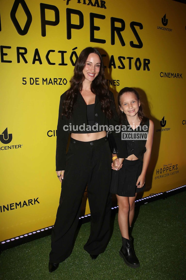 Camila Cavallo y su hija en el estreno de Hoppers, operación castor (Foto: Movilpress).