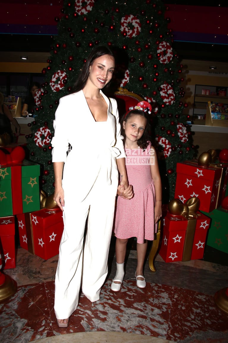 Camila Cavallo y su hija en el estreno de Una Mágica Navidad (Foto: Movilpress).