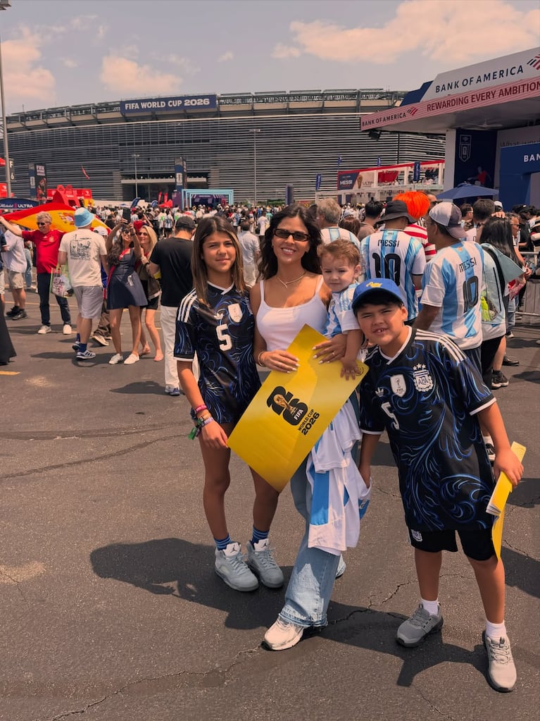 Camila Galante con sus hijos ictoria, Giovanni y Lautaro. Fotos: Instagram ccamilagalantee