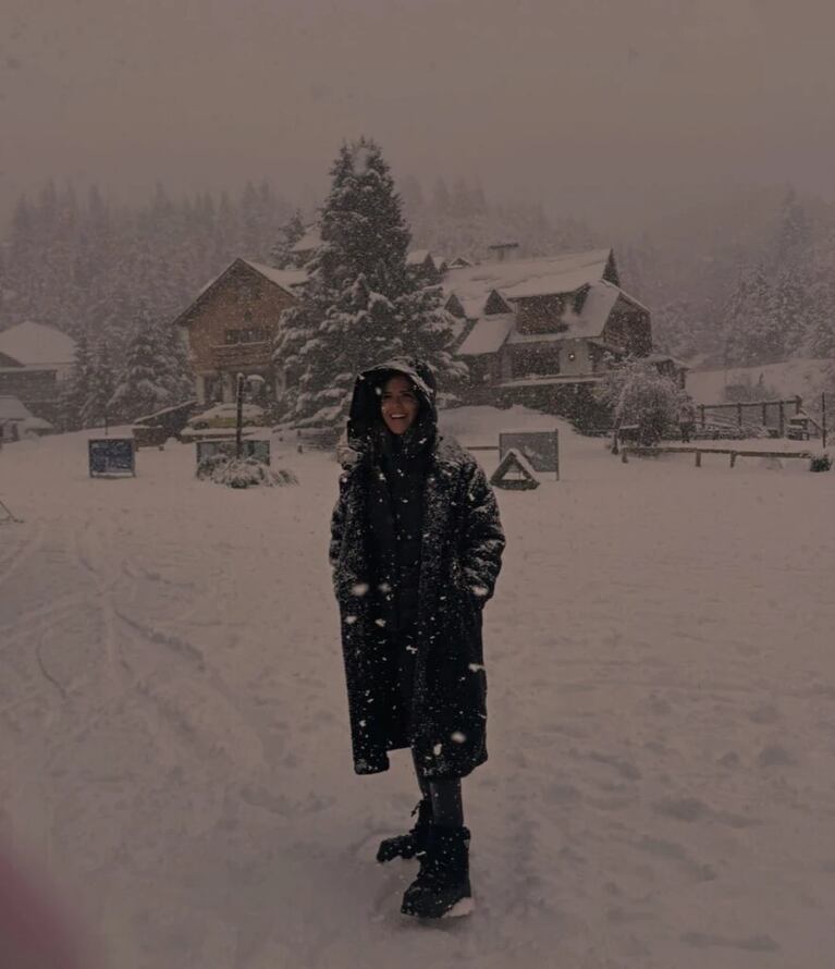  Camila Galante, feliz bajo la nieve durante la escapada familiar.
Fuente: Instagram