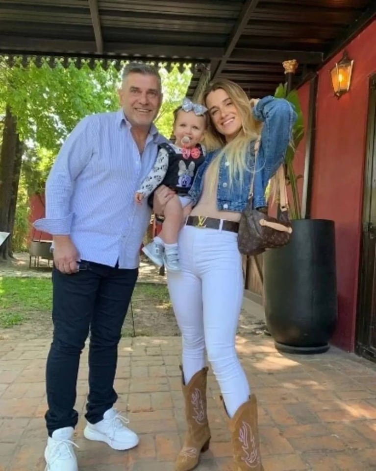 Camila Homs con su papá y su hija (Foto: Instagram).