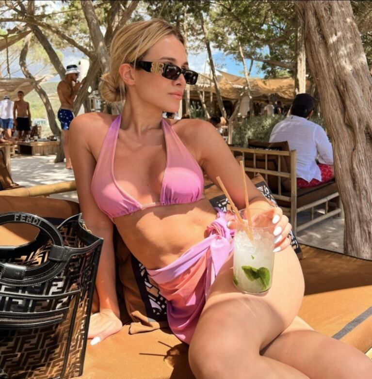 Camila Homs deslumbró en microbikini con accesorios súper top: bolso Fendi y anteojos Balenciaga