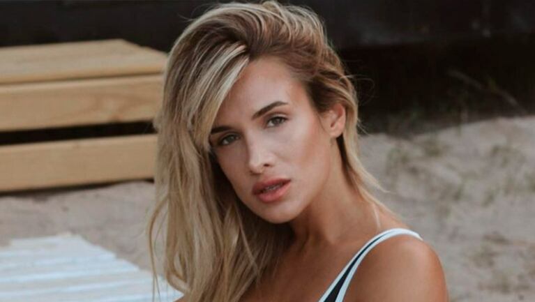 Camila Homs impactó desde la cama con un body negro con transparencias, encaje y arnés de alto voltaje.