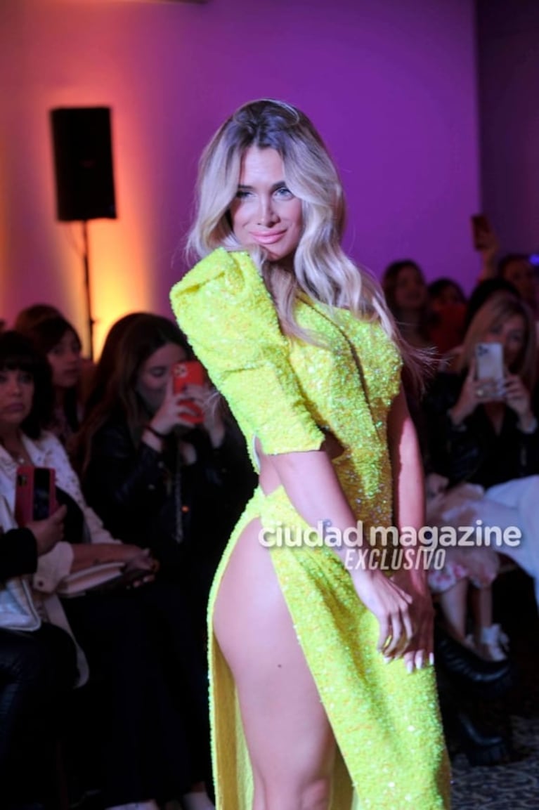 Camila Homs impactó en la pasarela ante la mirada de Pampita y Roberto García Moritán: todas las fotos