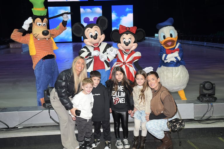 Camila Homs, sus hijos y su familia en el estreno de Disney On Ice (Foto: Prensa).