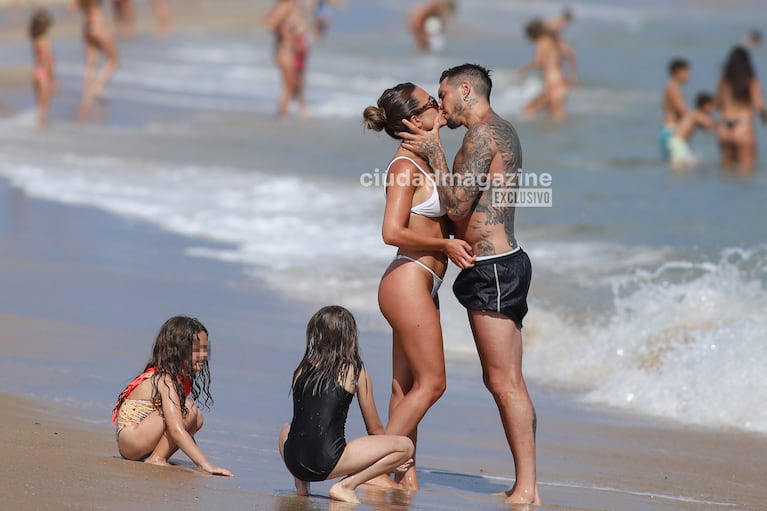 Camila Homs y el Principito Sosa en la playa de Punta del Este (Fotos: Movilpress).