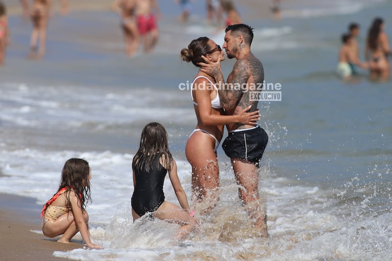 Camila Homs y el Principito Sosa en la playa de Punta del Este (Fotos: Movilpress).