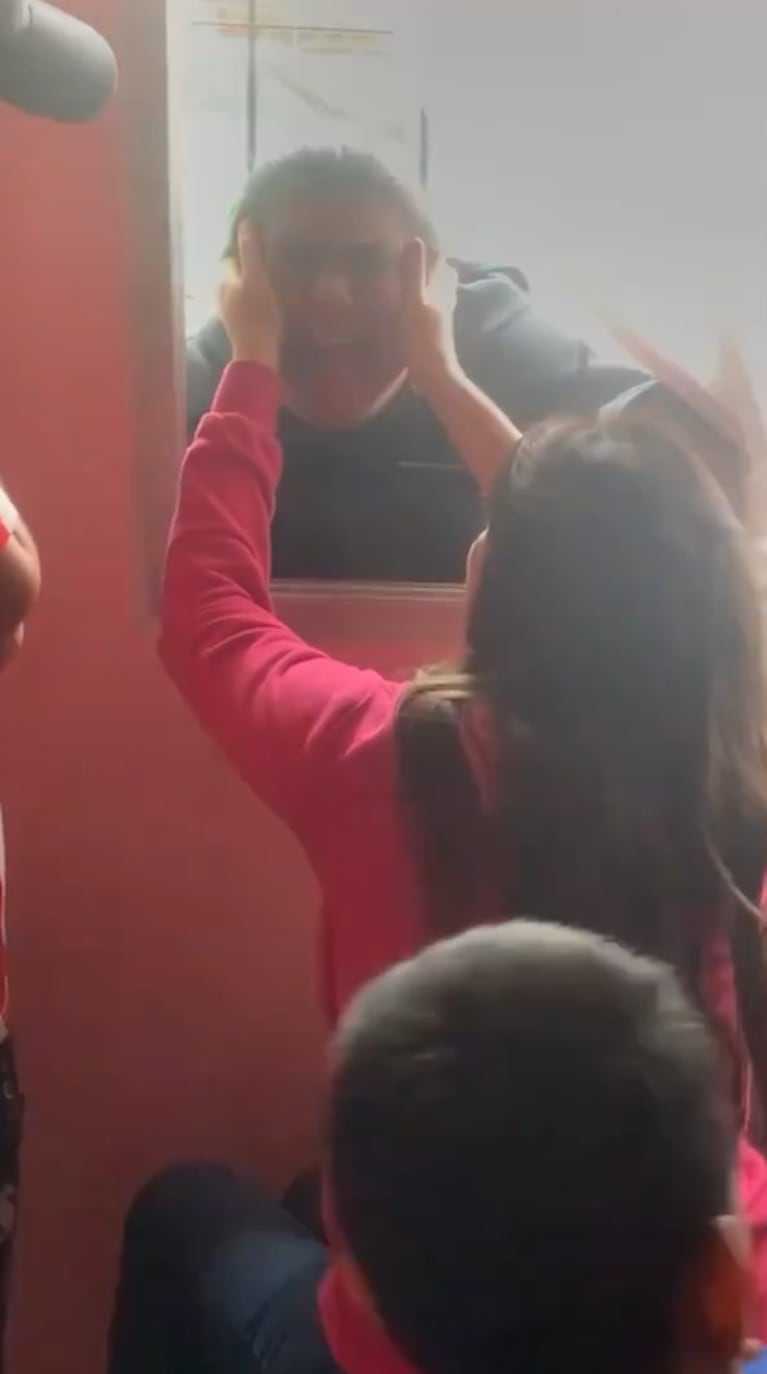 Camila, la hermana de Thiago Medina, quedó atrapada en la reja de una ventana y publicó el video en sus redes