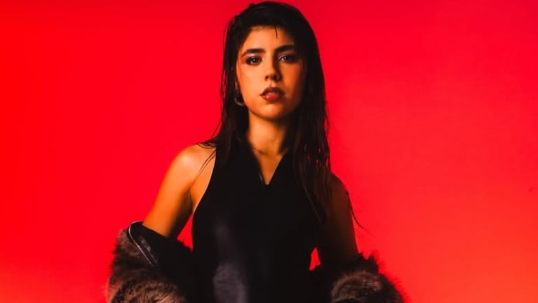 Camila Mayan reafirmó su audacia como chica de tapa. (Foto: Instagram/@agusurga/@pompamagazine)
