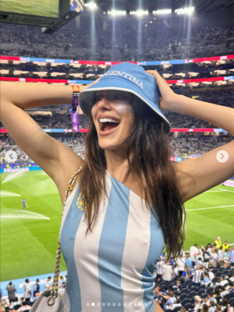 Camila Morrone más argentina que nunca en la tribuna.  Crédito Instagram camilamorrone
