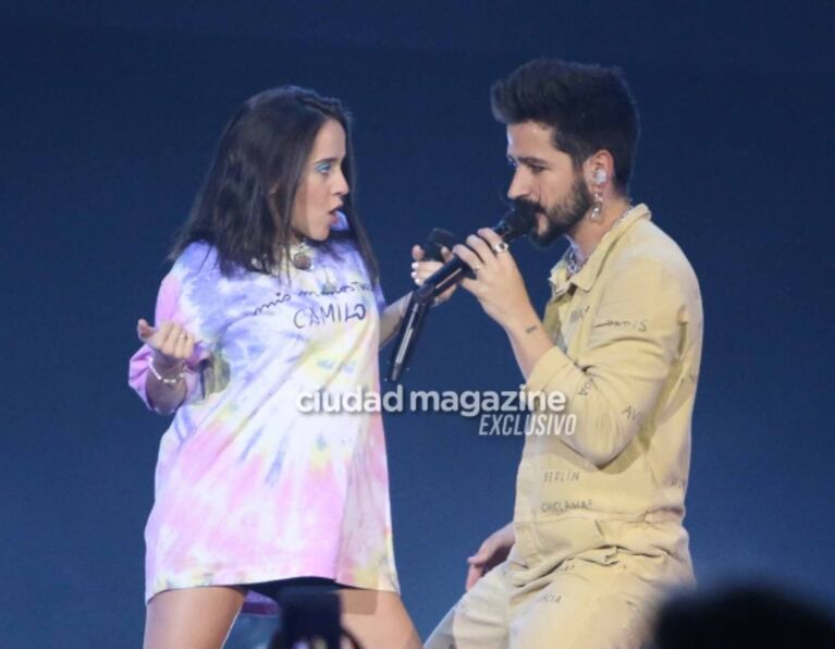Camilo Echeverry y Evaluna Montaner, a puro amor en el Luna Park: mucha química y la pancita de embarazada de ella