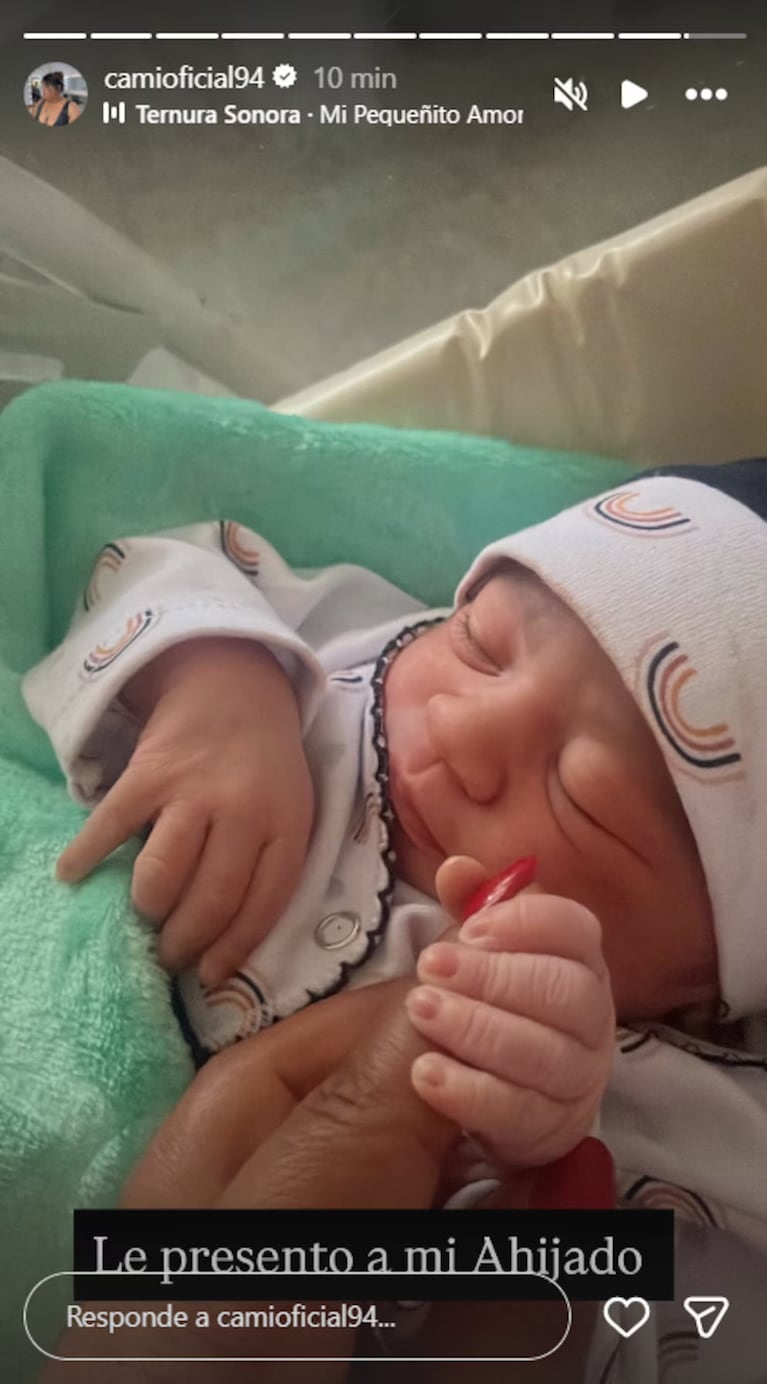 Camilota le dio la bienvenida a su ahijado