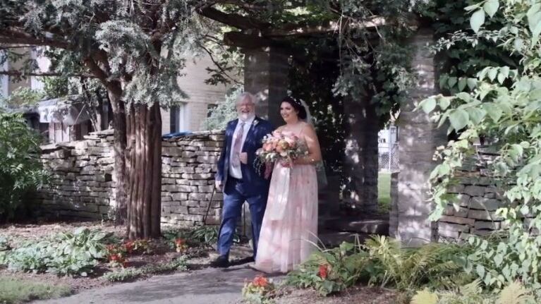 Camina hacia el altar el día de su boda tras 18 meses sin poder moverse por un problema en su espalda