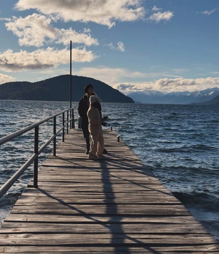 Caminando por un muelle de madera con vista al lago Nahuel Huapi.
Fuente: Instagram