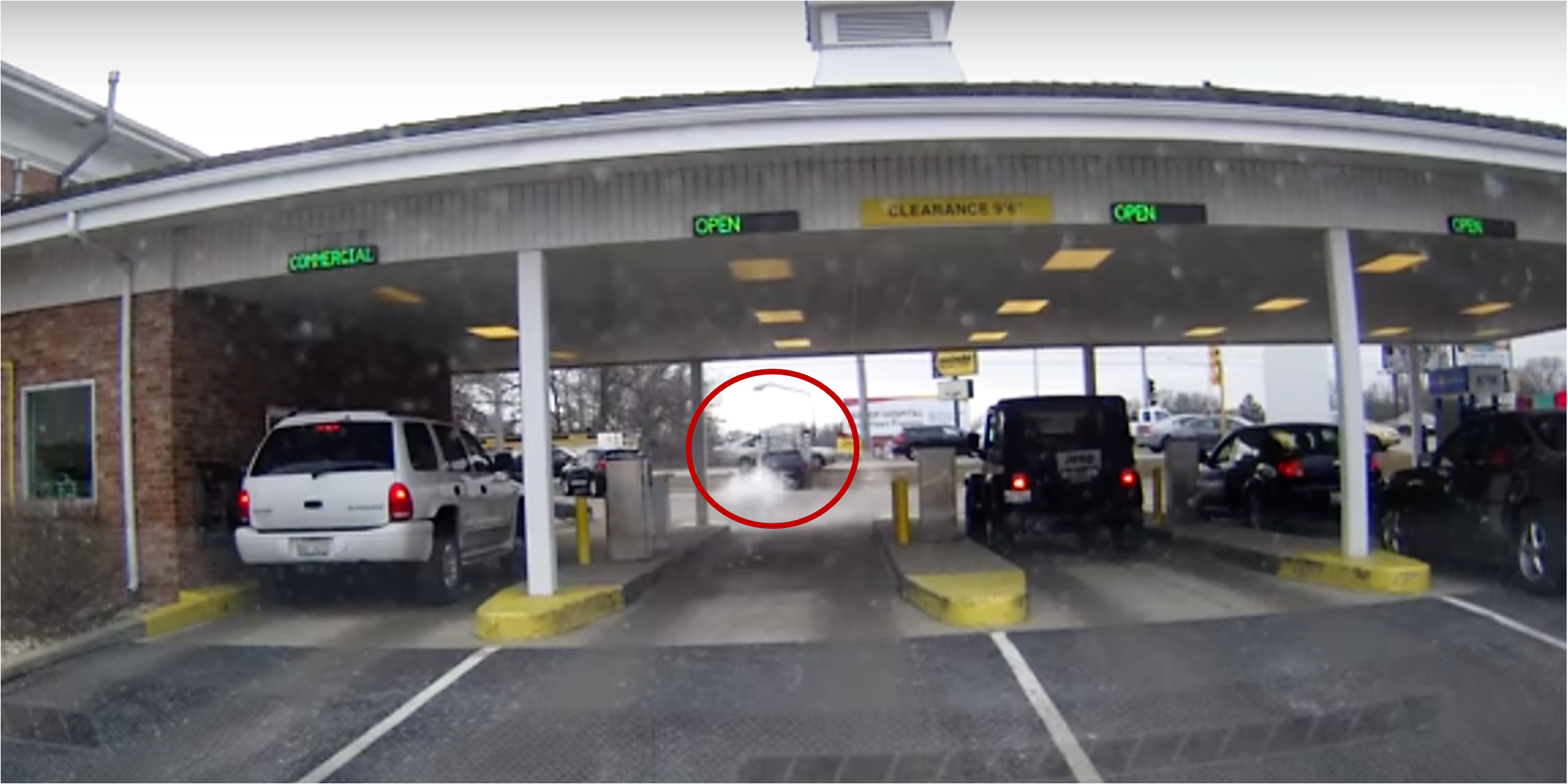 Camioneta “voló” sobre otro vehículo en autopista de Illinois