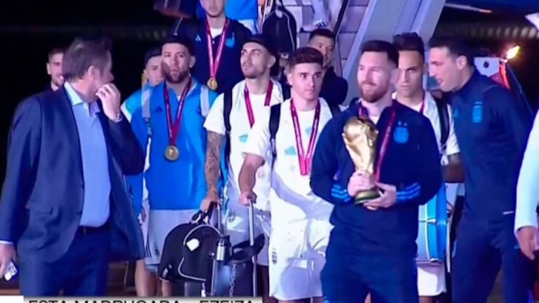 Campeones del mundo: Rodrigo de Paul junto a Messi y Di María en el micro, celebrando con una multitud al llegar a la Argentina  