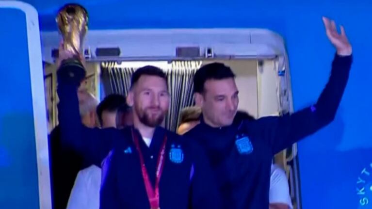 Campeones del mundo: Rodrigo de Paul junto a Messi y Di María en el micro, celebrando con una multitud al llegar a la Argentina  