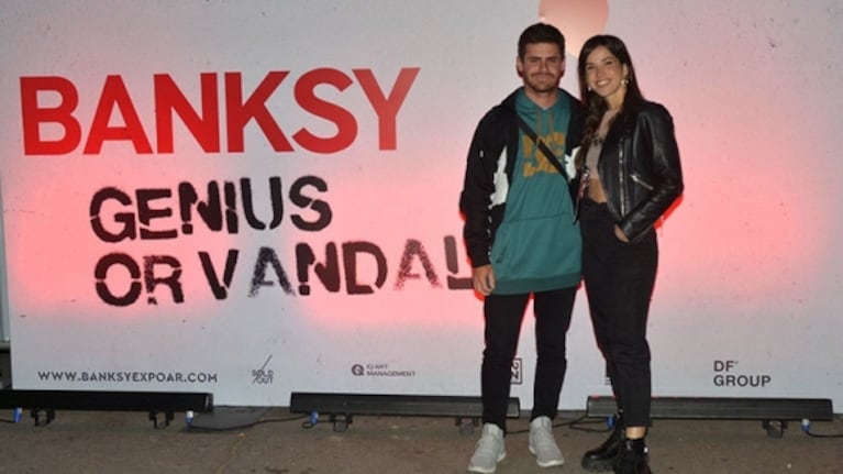 Cande Molfese y Gastón Soffritti, enamorados junto a más famosos en la muestra de arte de Bansky