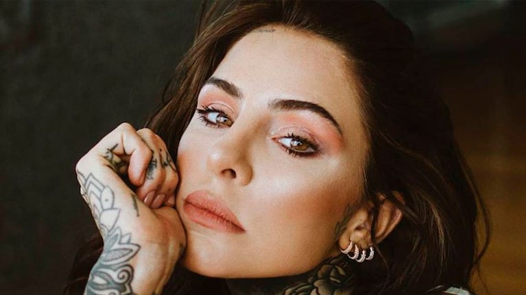 Cande Tinelli escrachó furiosa a quienes la fotografiaron en un aeropuerto.