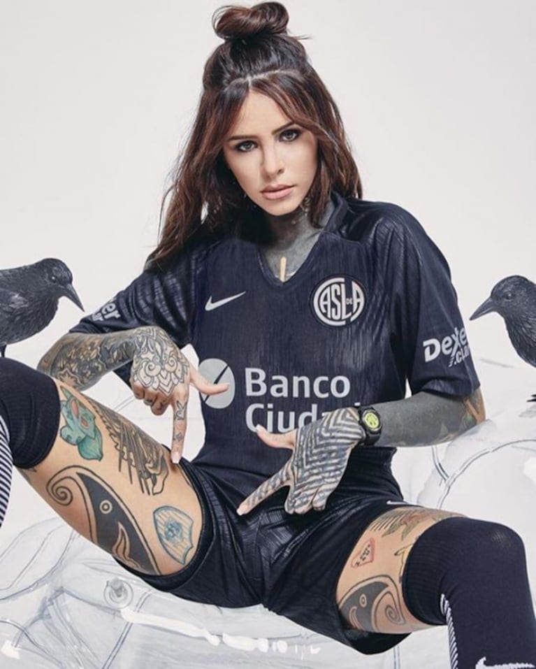 Cande Tinelli lució la nueva camiseta de San Lorenzo y mostró dónde se tatuó el escudo: "Piel de cuerva"