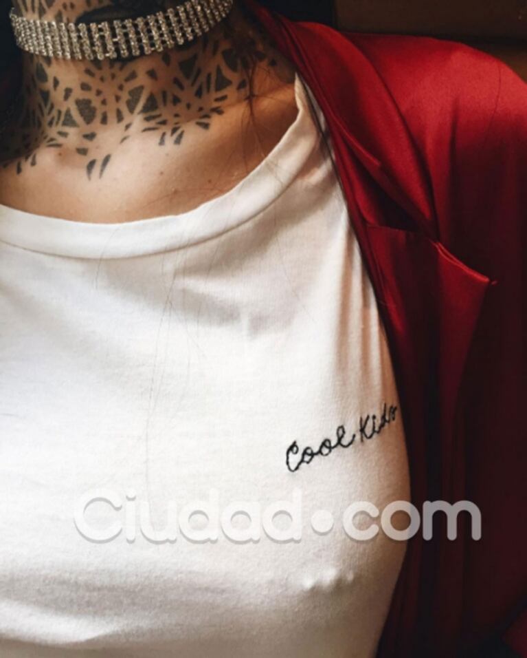 Cande Tinelli lució una ajustada remera con transparencias… y reveló su piercing ultra hot