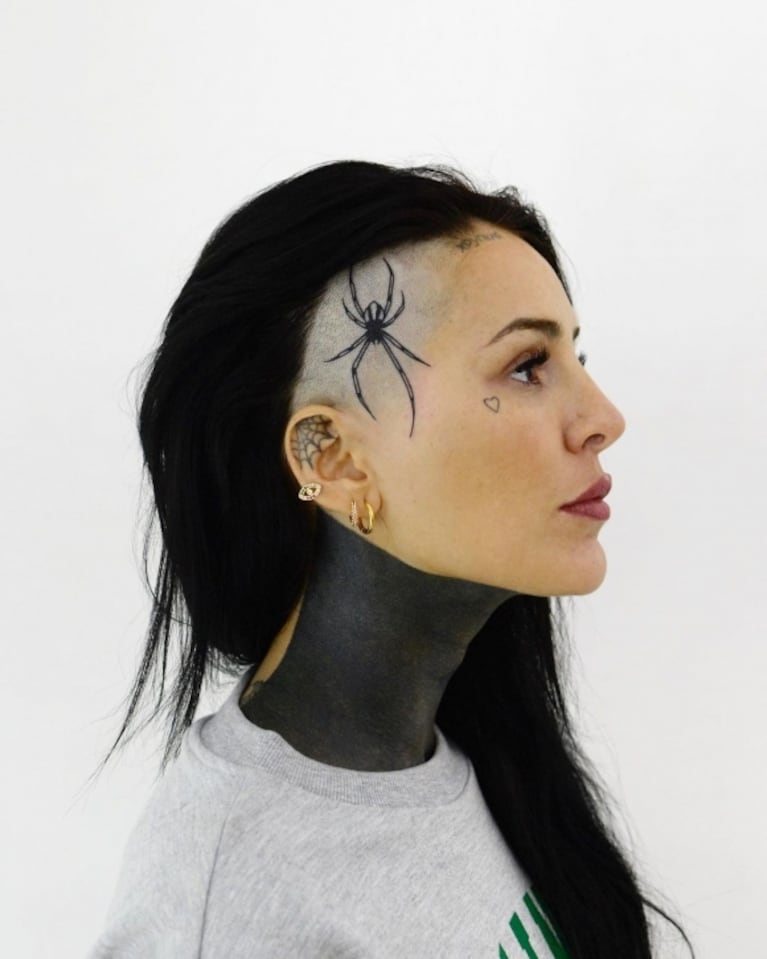 Cande Tinelli se hizo un impactante tatuaje de una araña en la cabeza: "Incy Wincy"