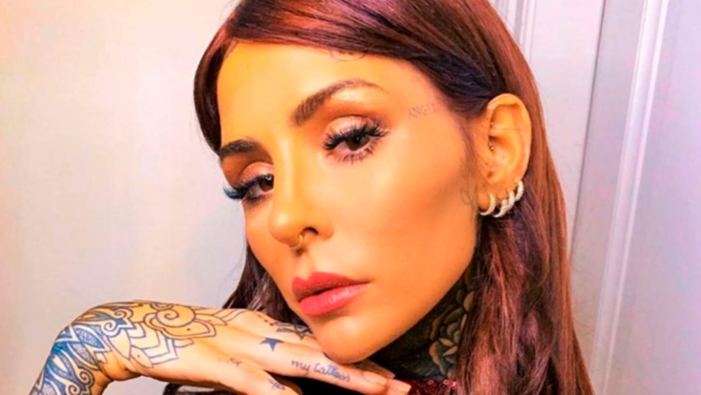 Cande Tinelli se puso un aplique de strass en un diente y se burló de sí misma.