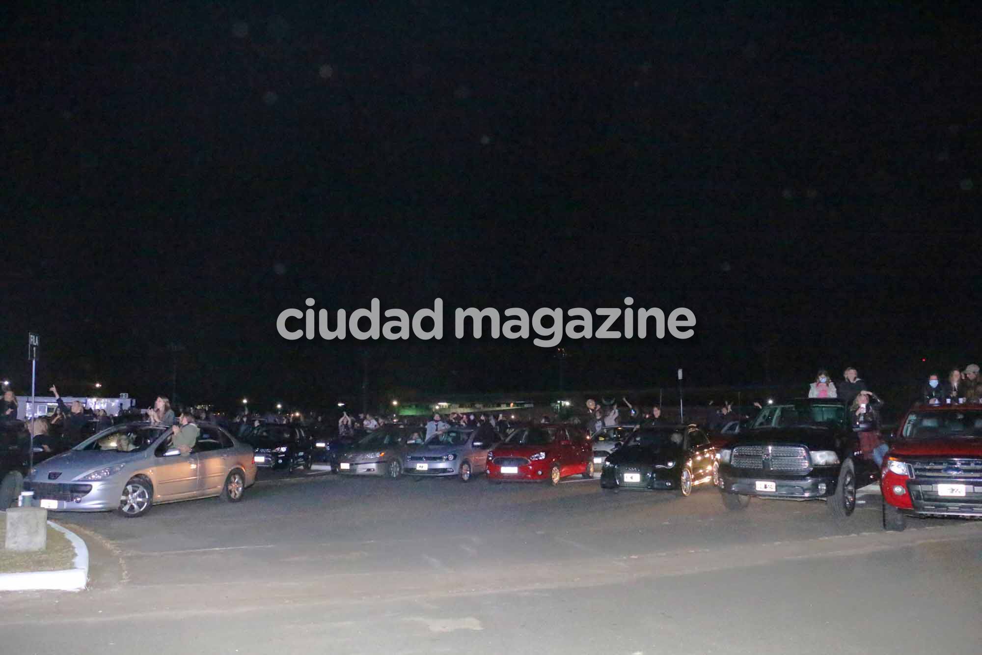 Cande Tinelli y Noelia Marzol disfrutaron del concierto de Coti en el autocine de Palermo. Foto: Movilpress