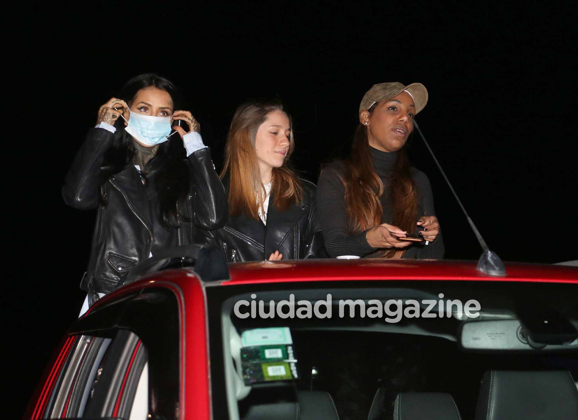 Cande Tinelli y Noelia Marzol disfrutaron del concierto de Coti en el autocine de Palermo. Foto: Movilpress