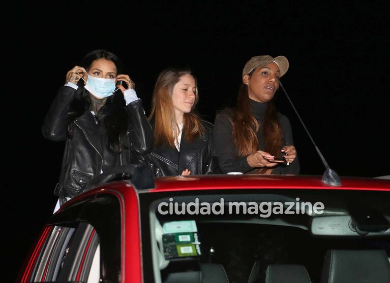 Cande Tinelli y Noelia Marzol disfrutaron del concierto de Coti en el autocine de Palermo. Foto: Movilpress