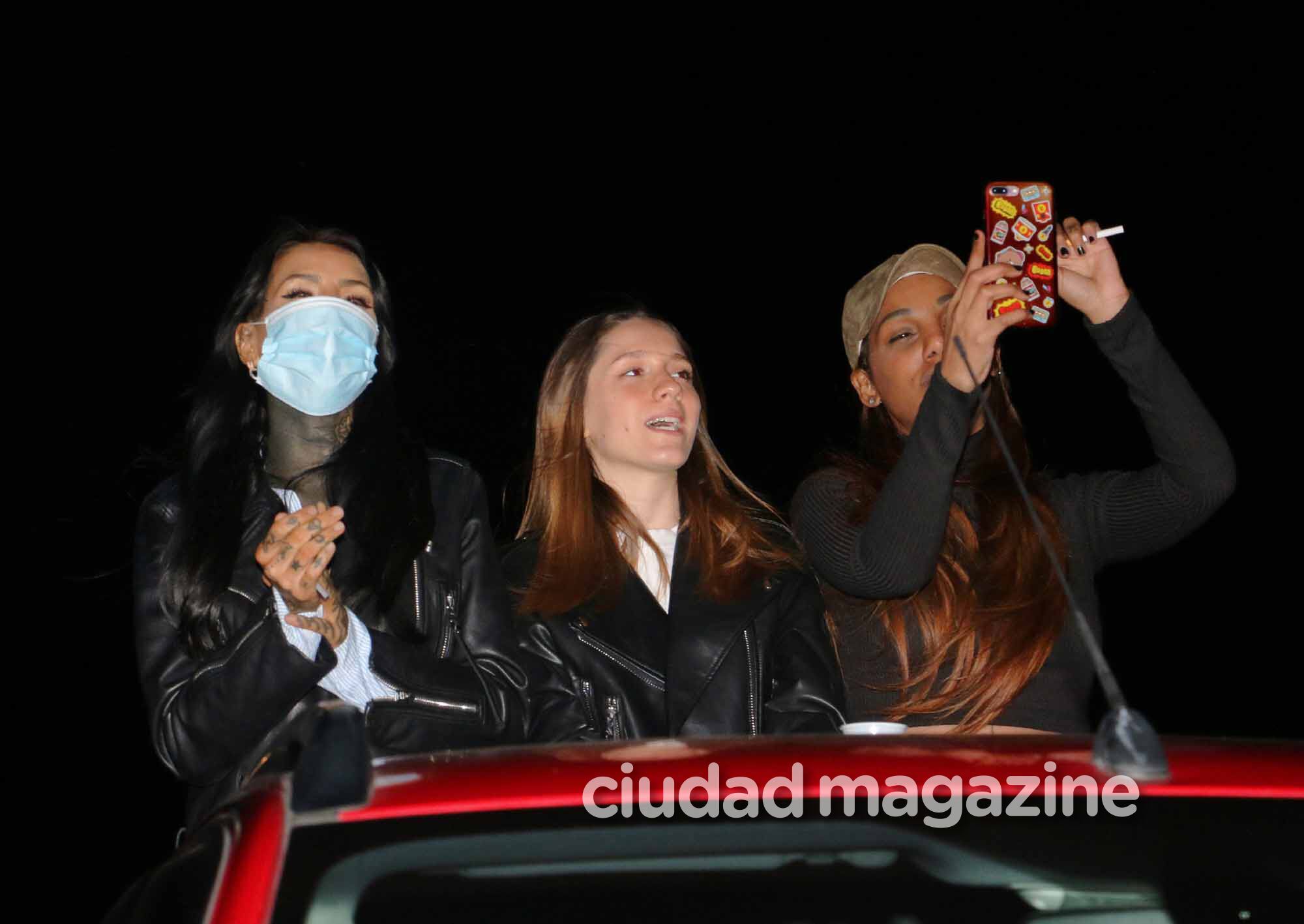 Cande Tinelli y Noelia Marzol disfrutaron del concierto de Coti en el autocine de Palermo. Foto: Movilpress