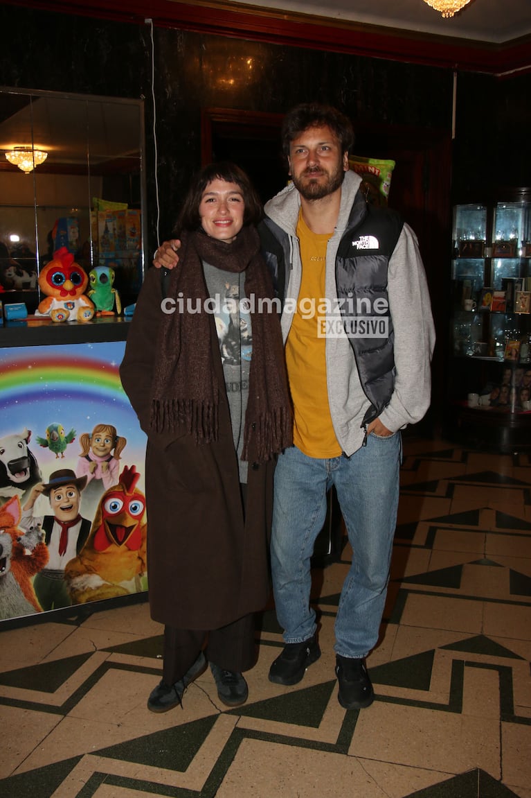 Cande Vetrano con Andrés Gil en el estreno de La Granja de Zenon (Foto: Movilpress).