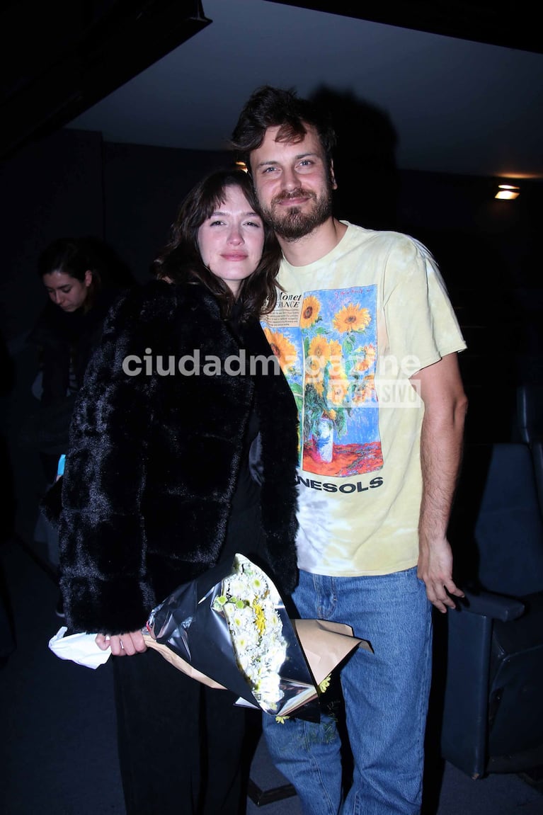 Cande Vetrano y Andrés Gil en el teatro (Foto: Movilpress).