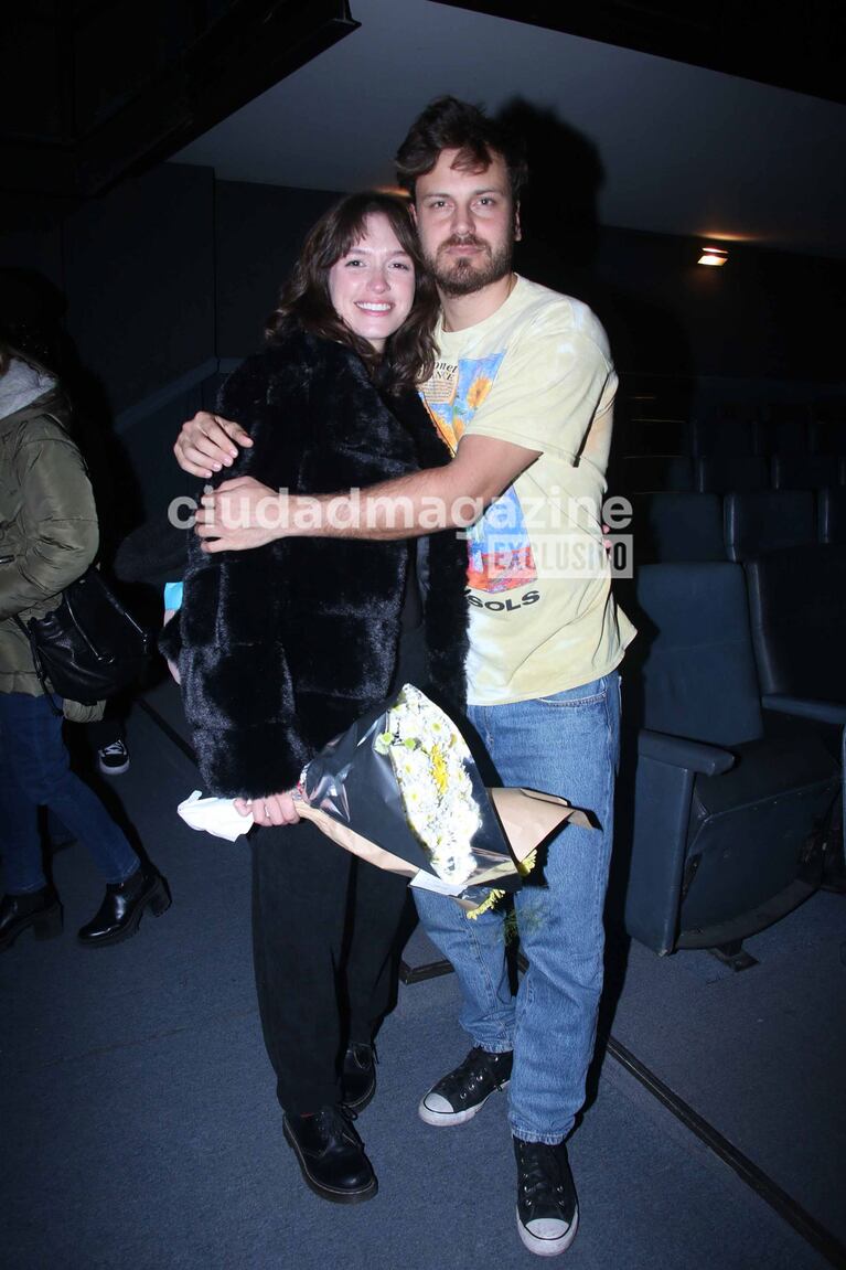 Cande Vetrano y Andrés Gil en el teatro (Foto: Movilpress).