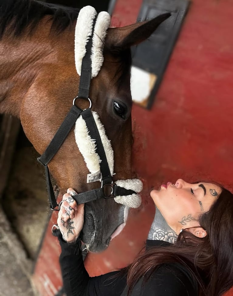 Candelaria con su yegua. (Foto: @candelariatinelli)