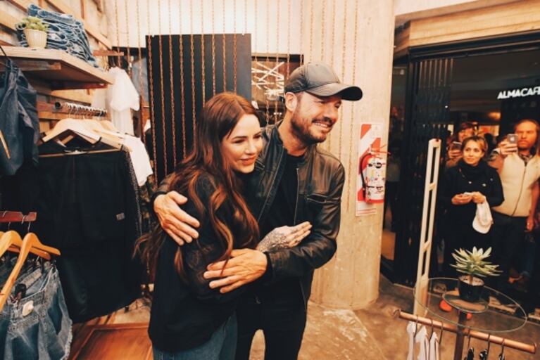 Candelaria Tinelli inauguró su local junto a Marcelo y Franco Masini: todas las fotos y postales mimosas con su novio