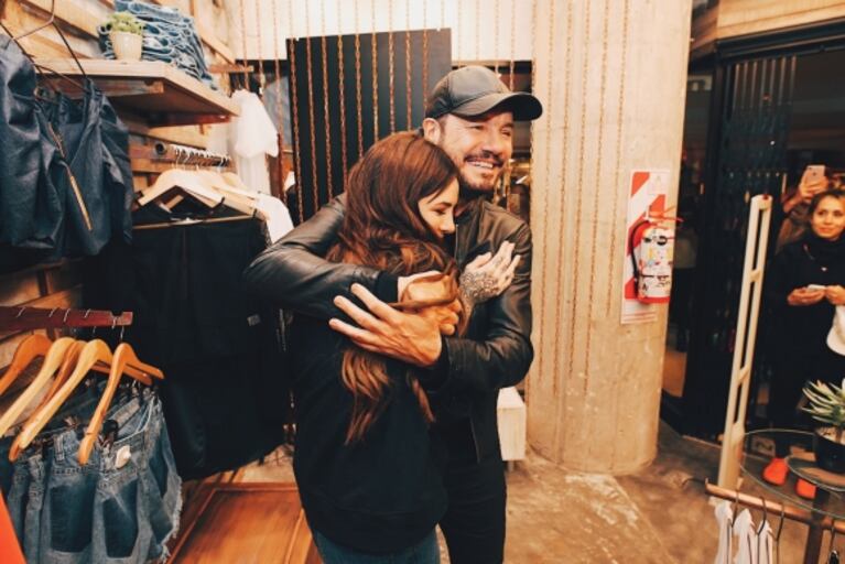 Candelaria Tinelli inauguró su local junto a Marcelo y Franco Masini: todas las fotos y postales mimosas con su novio